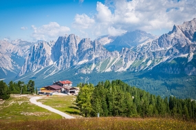意大利山间小屋松林高山摄影图片